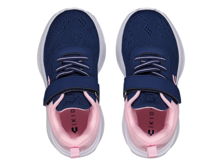 Tenis deportivos infantiles en colores azul y rosa con suela blanca y correa de velcro.