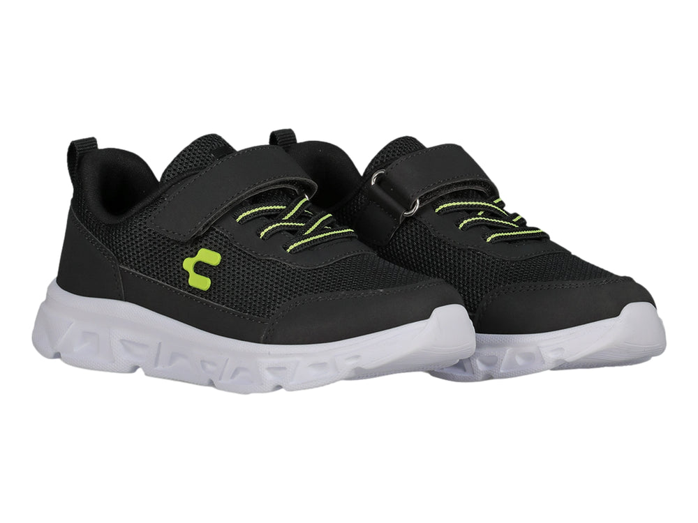 Tenis deportivos Charly color negro con suela blanca y detalles en amarillo neón.