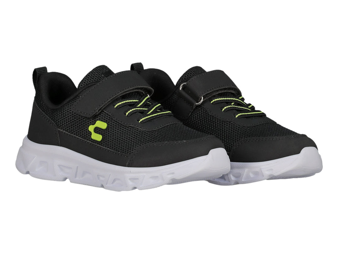 Tenis deportivos Charly color negro con suela blanca y detalles en amarillo neón.