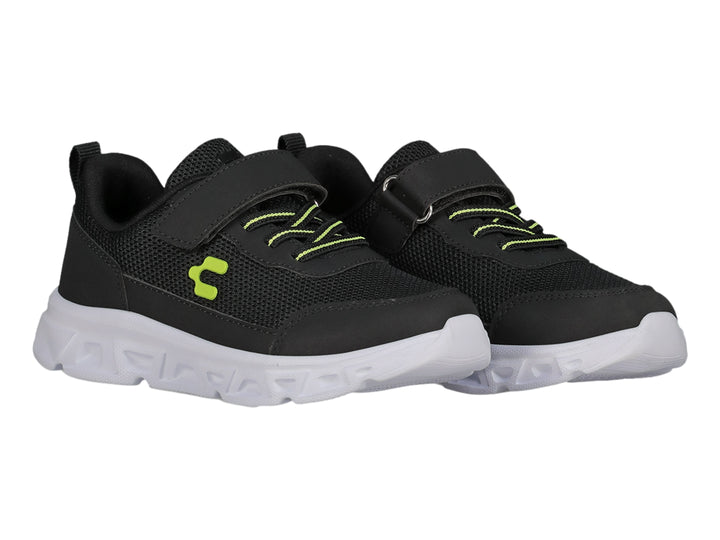 Tenis deportivos Charly color negro con suela blanca y detalles en amarillo neón.