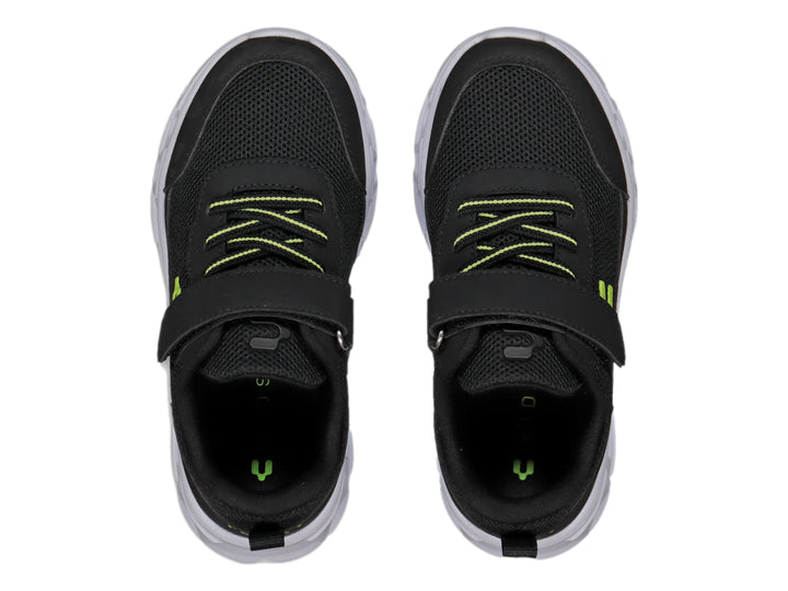 Tenis deportivos Charly color negro con suela blanca y detalles en amarillo neón.