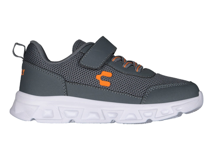 Tenis deportivos Charly color gris con suela blanca y detalles en naranja, cierre de velcro y agujetas.