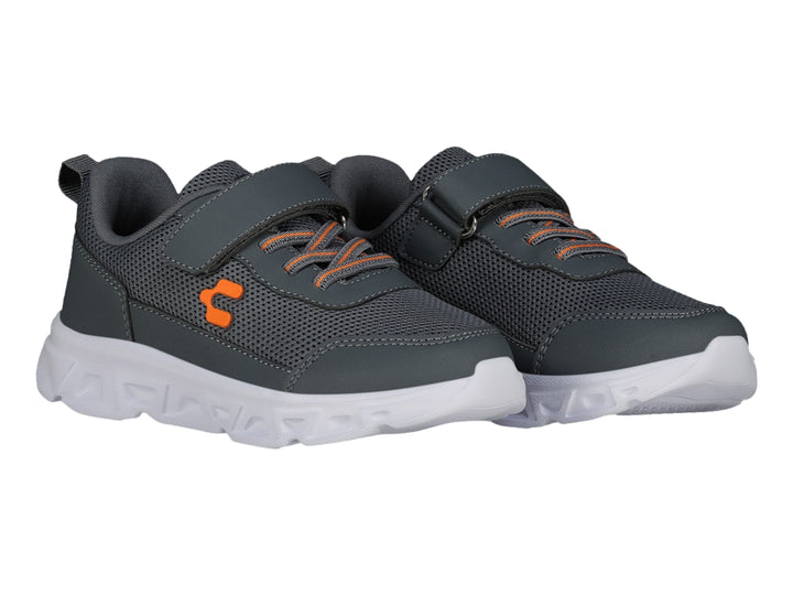 Tenis deportivos Charly color gris con suela blanca y detalles en naranja, cierre de velcro y agujetas.