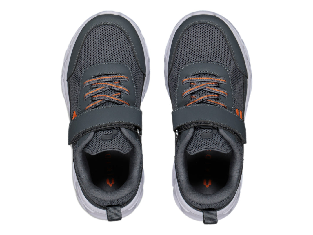 Tenis deportivos Charly color gris con suela blanca y detalles en naranja, cierre de velcro y agujetas.