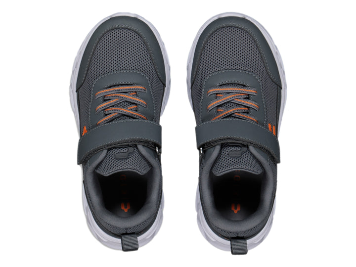 Tenis deportivos Charly color gris con suela blanca y detalles en naranja, cierre de velcro y agujetas.