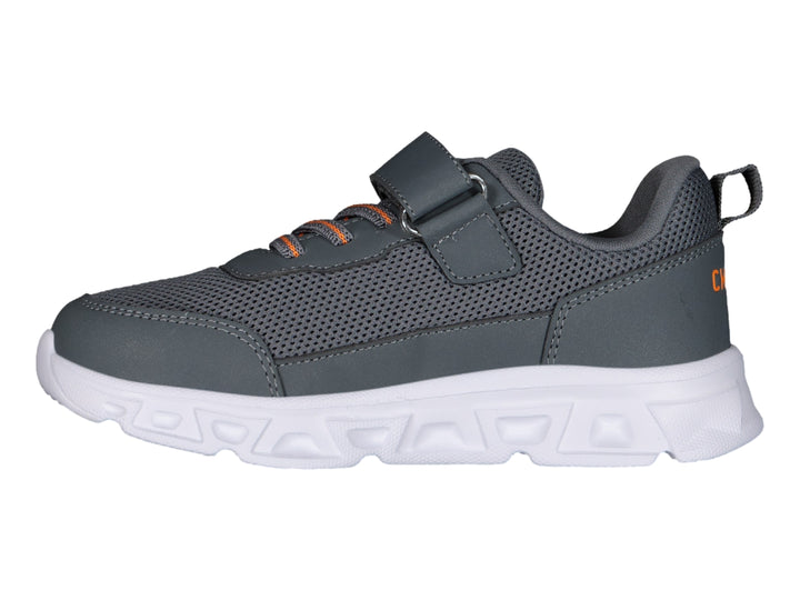 Tenis deportivos Charly color gris con suela blanca y detalles en naranja, cierre de velcro y agujetas.