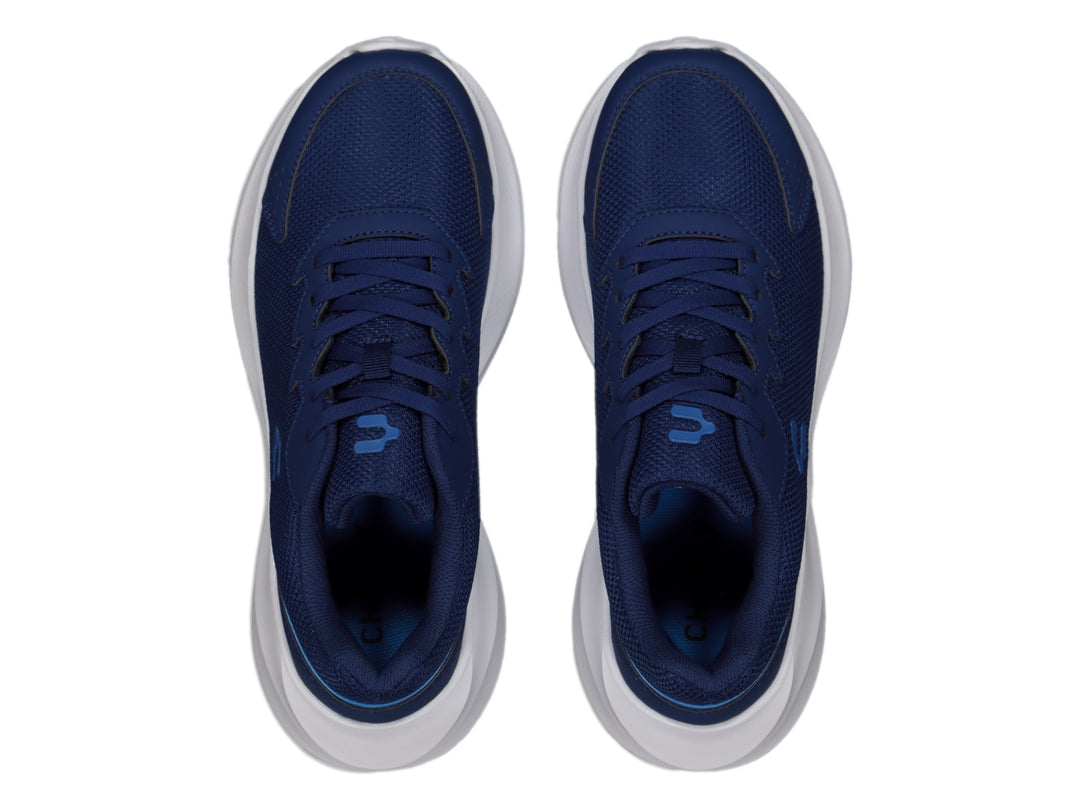 Tenis deportivos Charly en color azul con suela blanca, diseño ligero de tela transpirable.