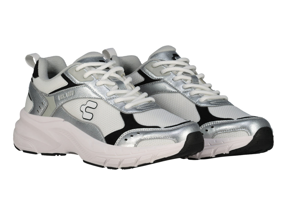 Tenis deportivos Charly color blanco y plateado con detalles negros y suela blanca robusta.