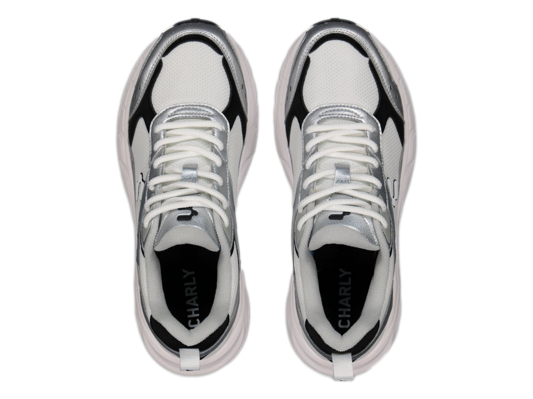 Tenis deportivos Charly color blanco y plateado con detalles negros y suela blanca robusta.