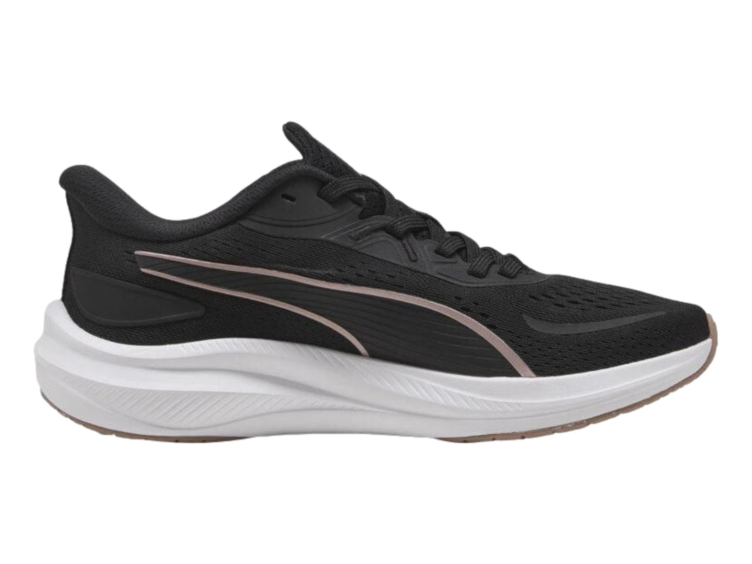 Tenis deportivos PUMA color negro con suela blanca y detalles en oro rosa.