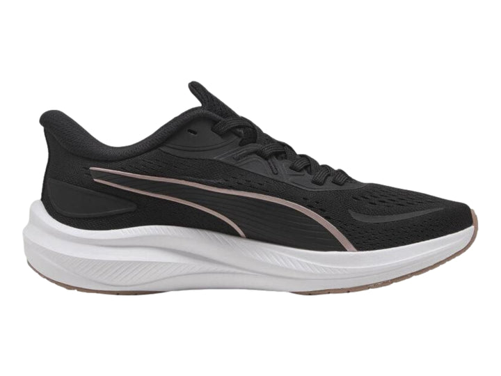 Tenis deportivos PUMA color negro con suela blanca y detalles en oro rosa.