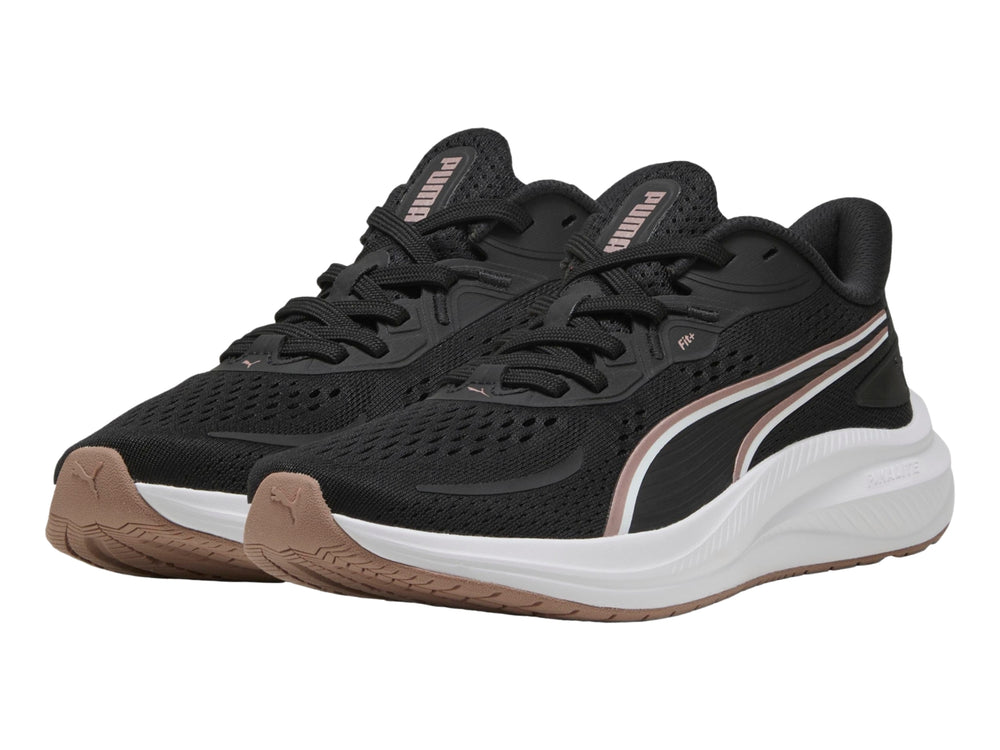 Tenis deportivos PUMA color negro con suela blanca y detalles en oro rosa.