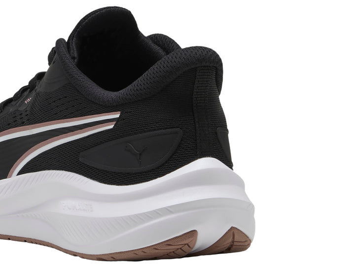 Tenis deportivos PUMA color negro con suela blanca y detalles en oro rosa.