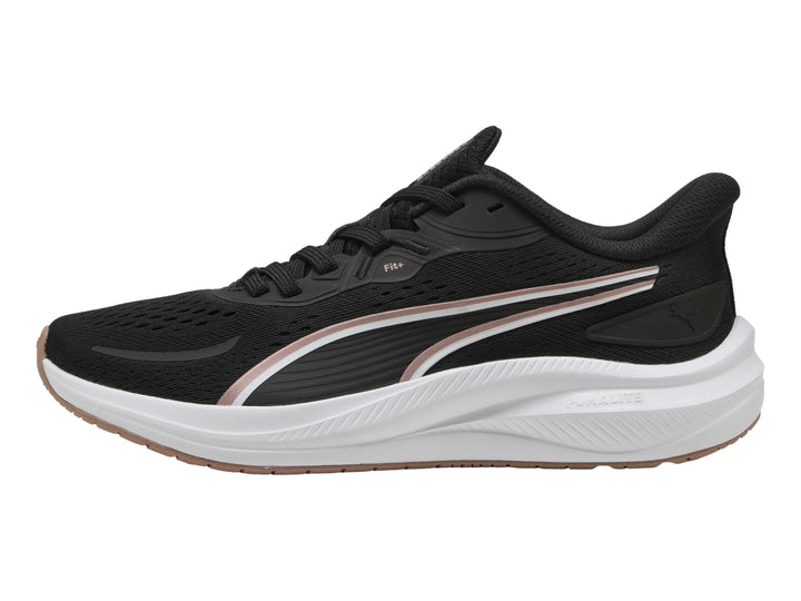 Tenis deportivos PUMA color negro con suela blanca y detalles en oro rosa.