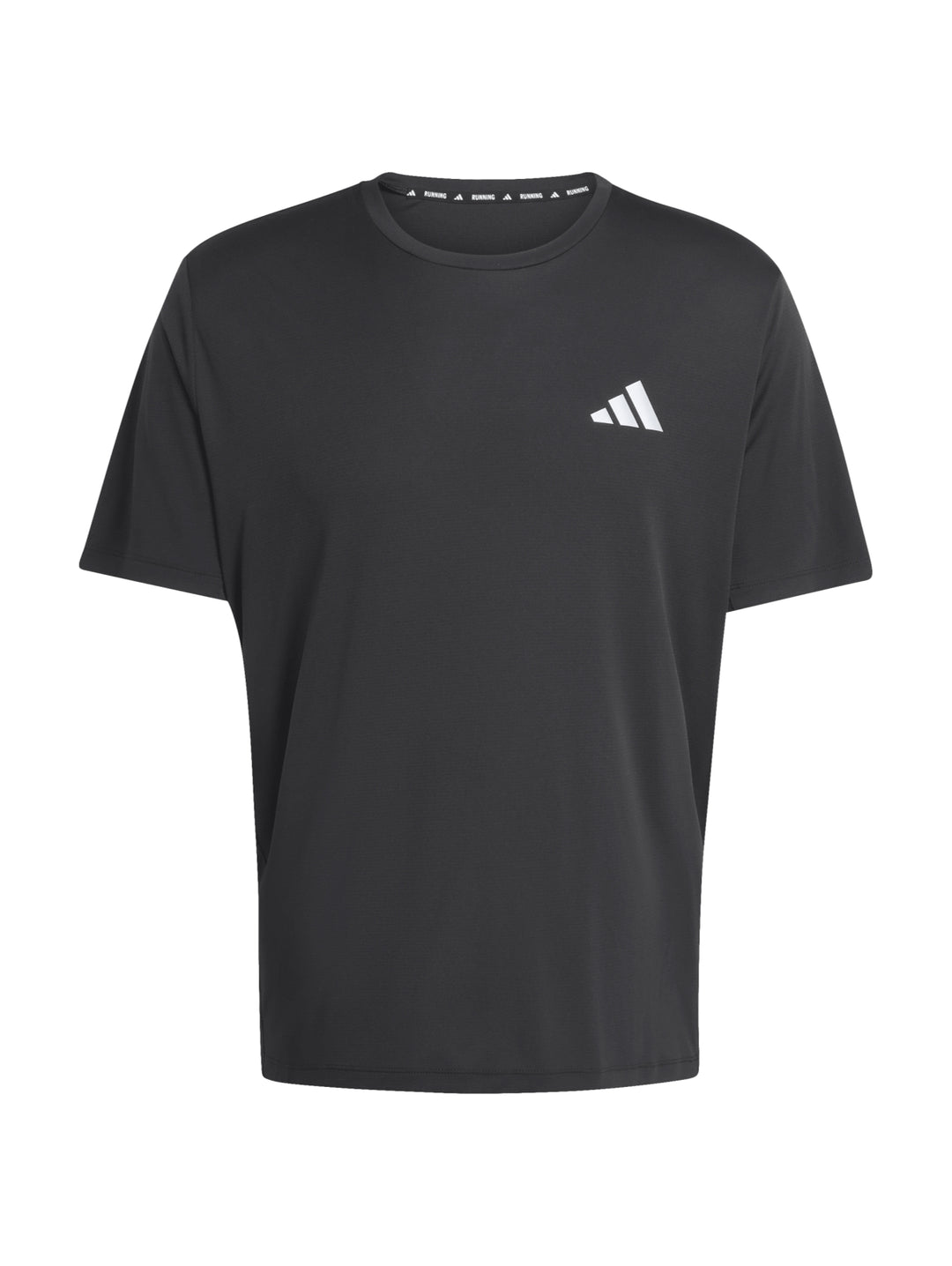 Hombre vistiendo camiseta deportiva de color negro con logo de Adidas en el pecho.