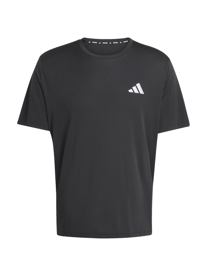 Hombre vistiendo camiseta deportiva de color negro con logo de Adidas en el pecho.