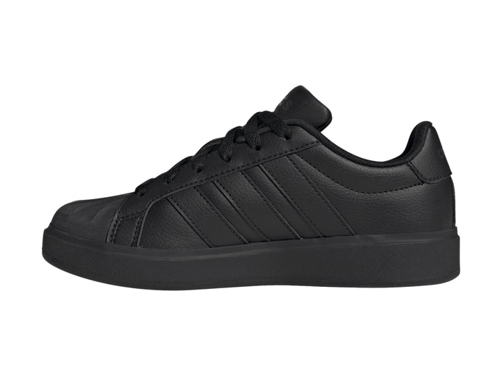 Tenis Adidas Streettalk color negro para niños con diseño clásico y suela plana.