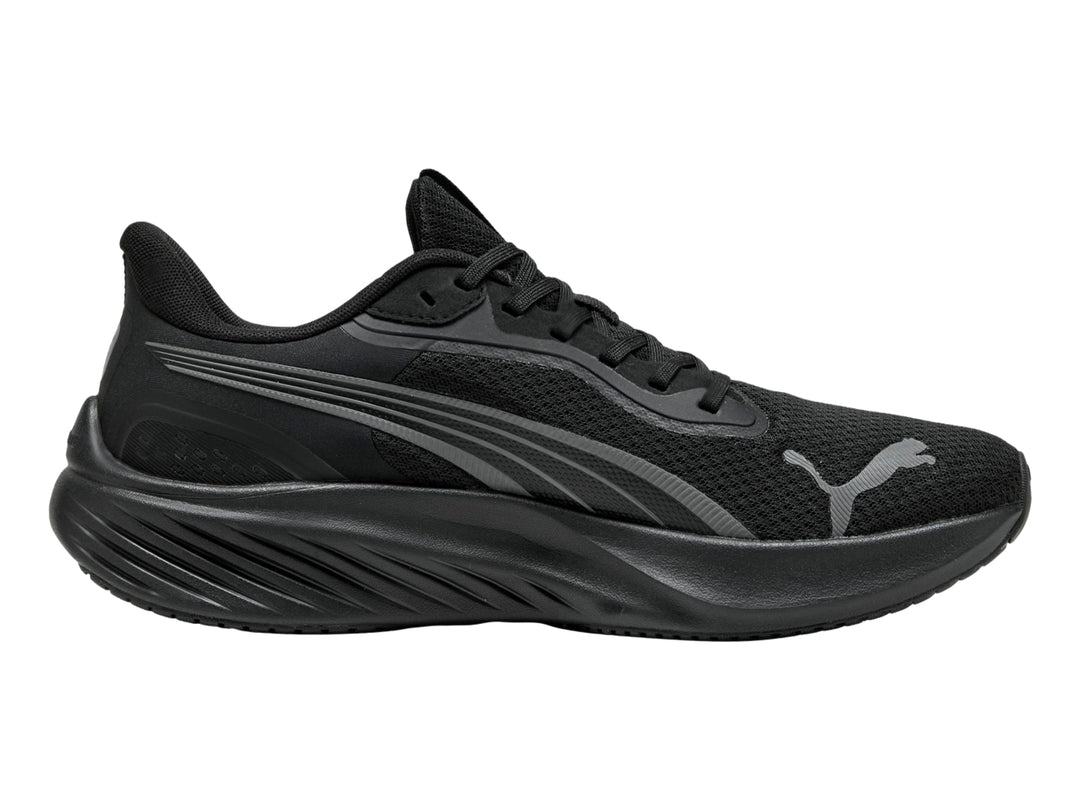 Tenis deportivos PUMA color negro con detalles en gris oscuro, vista lateral.