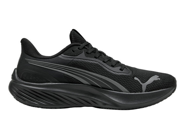 Tenis deportivos PUMA color negro con detalles en gris oscuro, vista lateral.