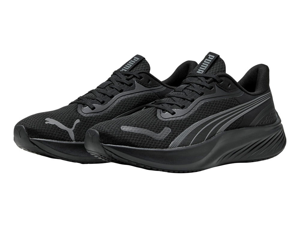 Tenis deportivos PUMA color negro con detalles en gris oscuro, vista lateral.