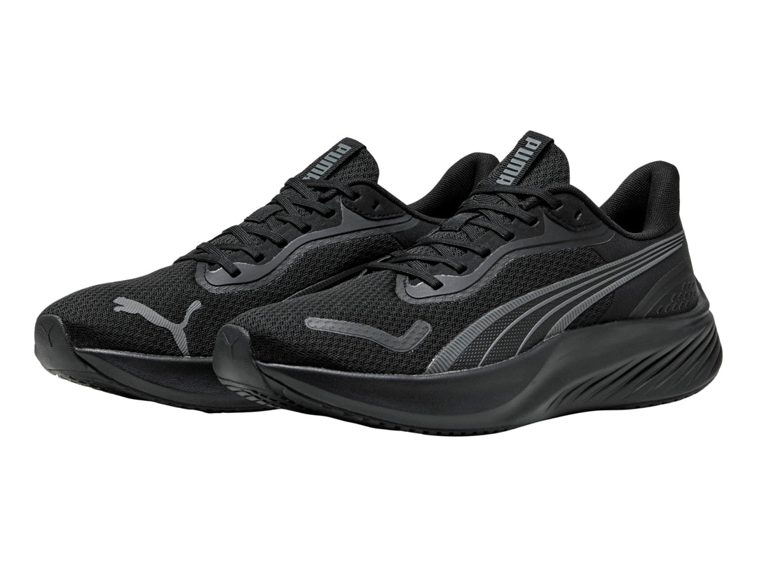 Tenis deportivos PUMA color negro con detalles en gris oscuro, vista lateral.
