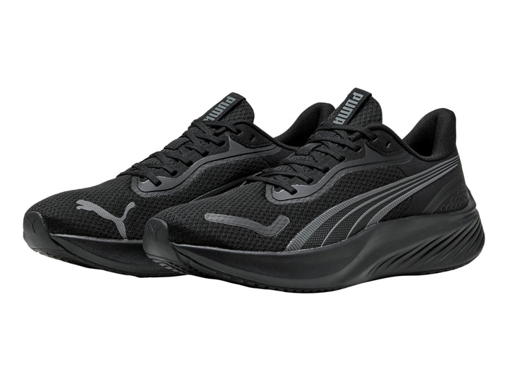 Tenis deportivos PUMA color negro con detalles en gris oscuro, vista lateral.