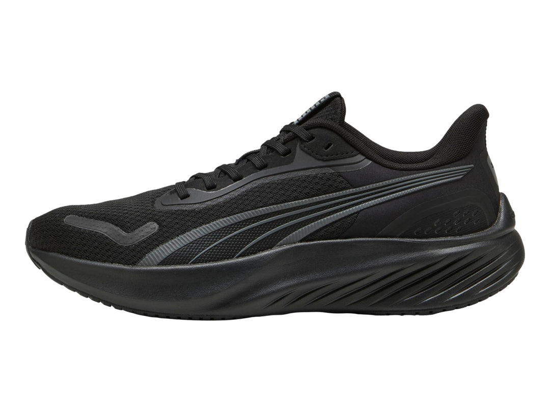 Tenis deportivos PUMA color negro con detalles en gris oscuro, vista lateral.