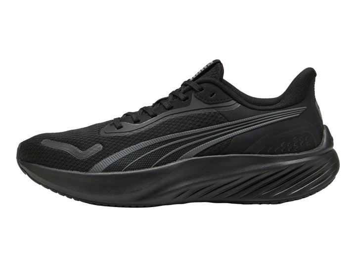 Tenis deportivos PUMA color negro con detalles en gris oscuro, vista lateral.