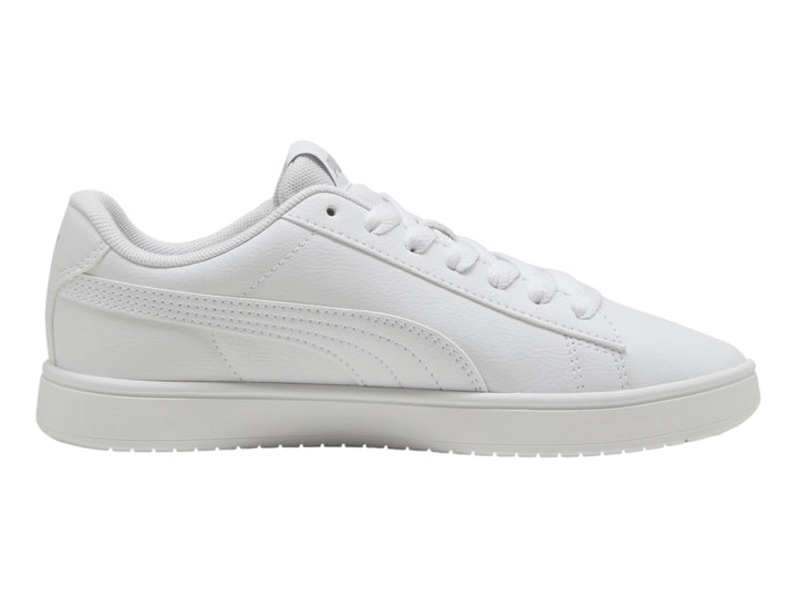 Tenis PUMA Rickie Classic color blanco, diseño minimalista con suela plana y cordones.