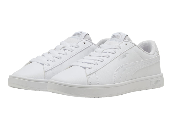 Tenis PUMA Rickie Classic color blanco, diseño minimalista con suela plana y cordones.