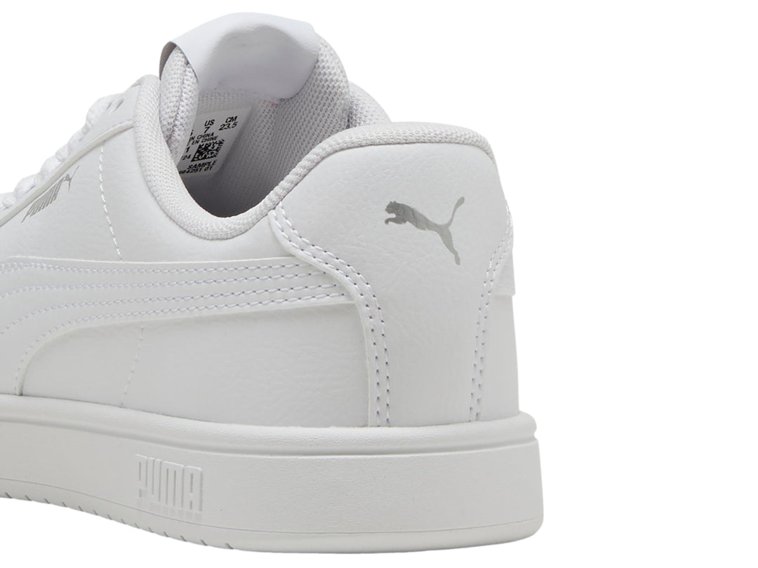 Tenis PUMA Rickie Classic color blanco, diseño minimalista con suela plana y cordones.