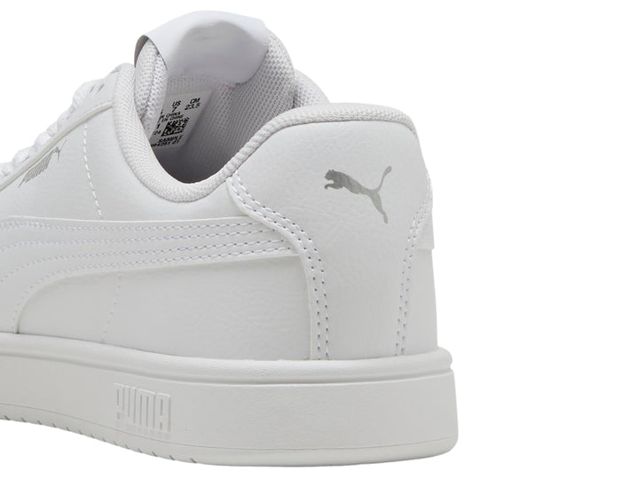 Tenis PUMA Rickie Classic color blanco, diseño minimalista con suela plana y cordones.