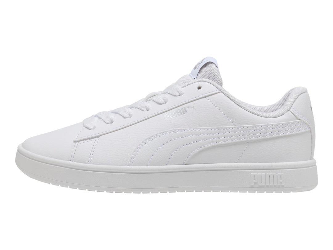 Tenis PUMA Rickie Classic color blanco, diseño minimalista con suela plana y cordones.