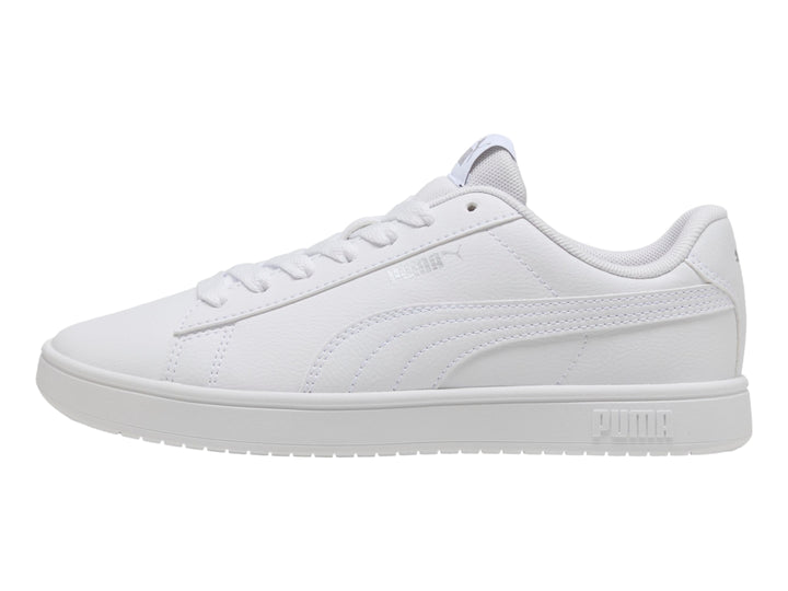 Tenis PUMA Rickie Classic color blanco, diseño minimalista con suela plana y cordones.
