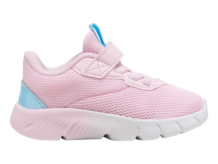 Tenis PUMA infantiles en color rosa perla con detalles en azul vibrante y suela blanca.