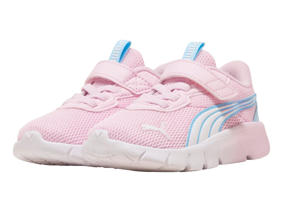 Tenis PUMA infantiles en color rosa perla con detalles en azul vibrante y suela blanca.
