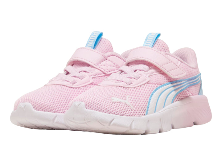 Tenis PUMA infantiles en color rosa perla con detalles en azul vibrante y suela blanca.