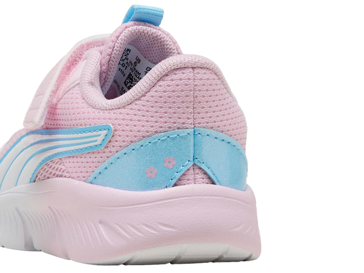 Tenis PUMA infantiles en color rosa perla con detalles en azul vibrante y suela blanca.