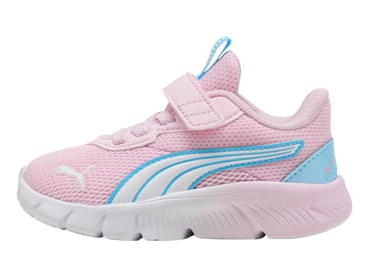 Tenis PUMA infantiles en color rosa perla con detalles en azul vibrante y suela blanca.