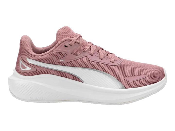 Tenis PUMA Skyrocket Lite JR en color rosa pálido con detalles blancos y plateados sobre fondo blanco.