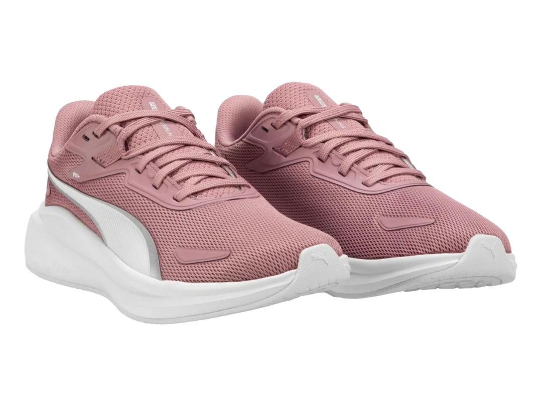 Tenis PUMA Skyrocket Lite JR en color rosa pálido con detalles blancos y plateados sobre fondo blanco.