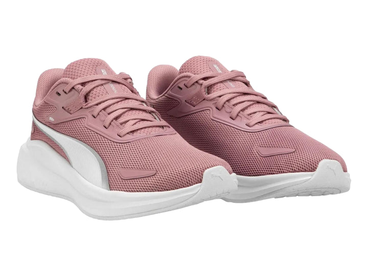 Tenis PUMA Skyrocket Lite JR en color rosa pálido con detalles blancos y plateados sobre fondo blanco.