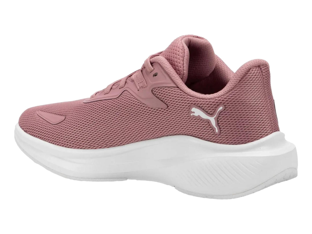 Tenis PUMA Skyrocket Lite JR en color rosa pálido con detalles blancos y plateados sobre fondo blanco.
