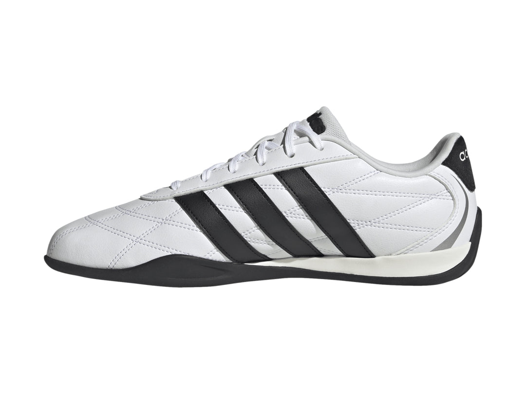 Tenis Adidas Adipista color blanco con tres franjas negras laterales y suela negra.