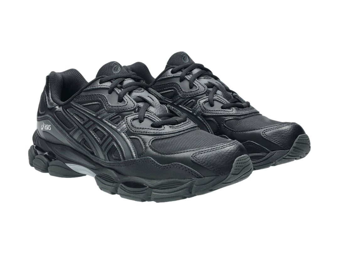 Tenis deportivos ASICS GEL-NYC en color negro con detalles en gris y suela amortiguada.