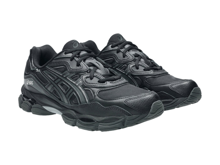 Tenis deportivos ASICS GEL-NYC en color negro con detalles en gris y suela amortiguada.