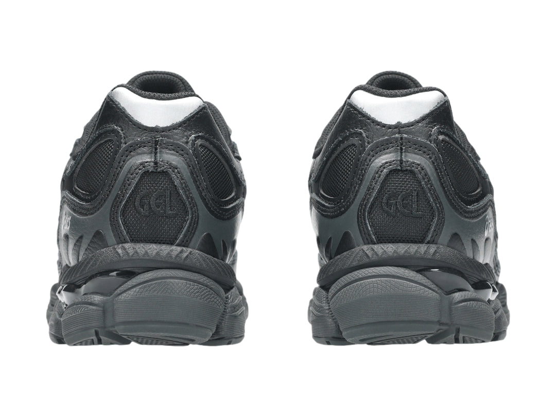 Tenis deportivos ASICS GEL-NYC en color negro con detalles en gris y suela amortiguada.