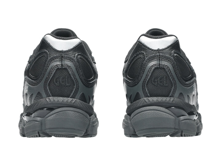 Tenis deportivos ASICS GEL-NYC en color negro con detalles en gris y suela amortiguada.