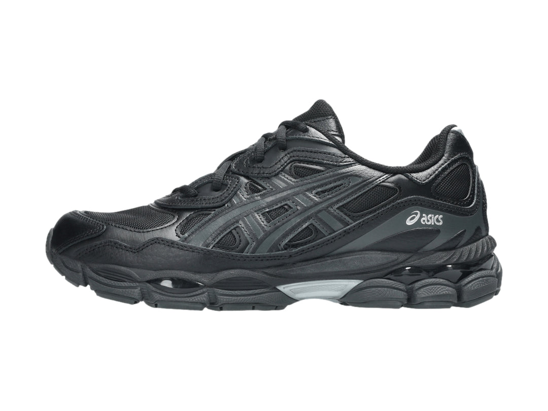 Tenis deportivos ASICS GEL-NYC en color negro con detalles en gris y suela amortiguada.