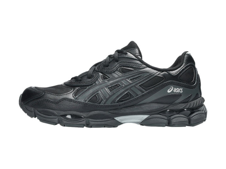 Tenis deportivos ASICS GEL-NYC en color negro con detalles en gris y suela amortiguada.